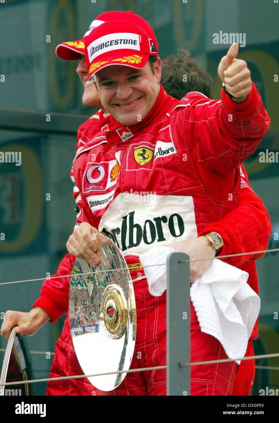 Le pilote de F1 brésilien Rubens Barrichello (Ferrari) donne le coup de signer après avoir obtenu la deuxième place lors du Grand Prix d'Australie à l'Albert Park Racetrack' le dimanche, 7 mars 2004 à Melbourne. Banque D'Images