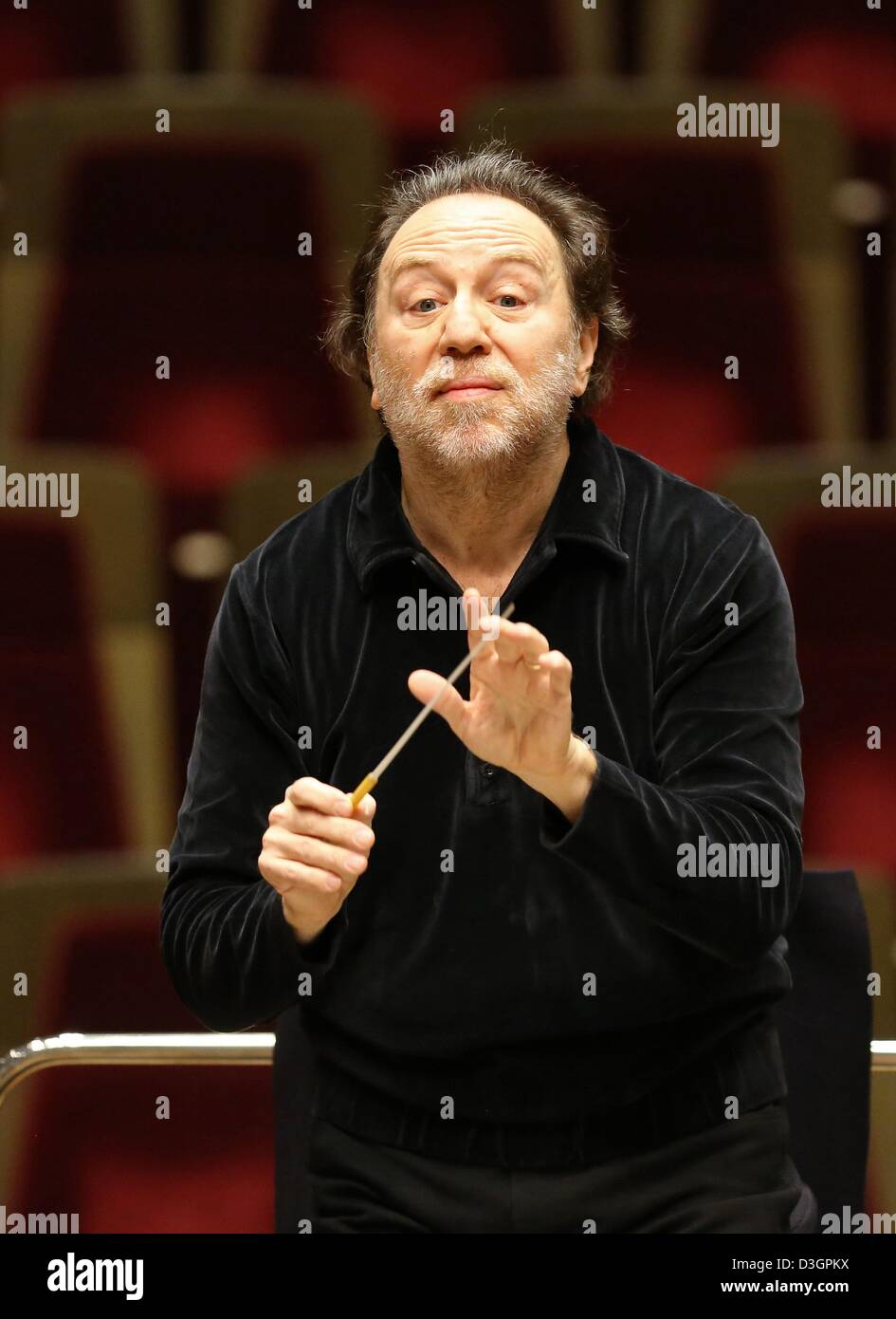Chef d'orchestre italien Riccardo Chailly répète avec l'Orchestre du  Gewandhaus de Leipzig, Allemagne, 19 février 2013. Né à Milan, il devient  directeur musical du Gewandhaus de Leipzig en 2005 et qui conduit