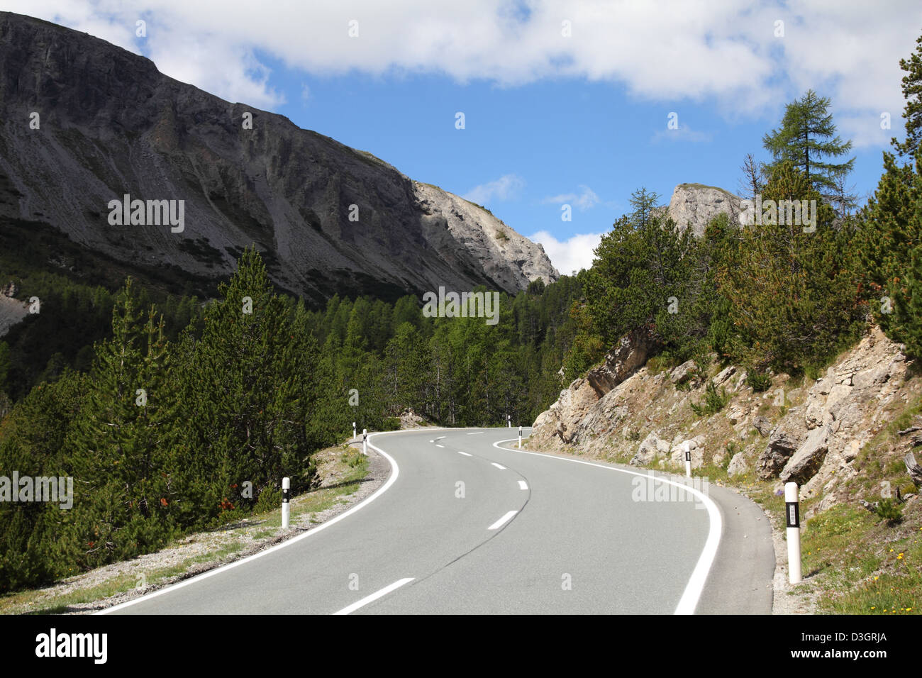 Voie de l'Ofenpass (autre nom : Fuorn pass) dans la vallée de Val Mustair canton Grisons (Grisons, Suisse). Banque D'Images