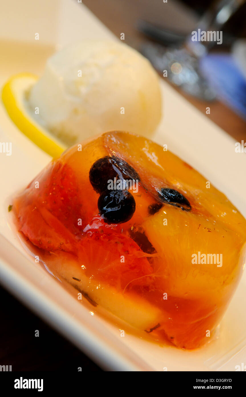 Gelée de fruits frais et sorbet au citron le Loch Fyne restaurant Shrewsbury Shropshire Banque D'Images