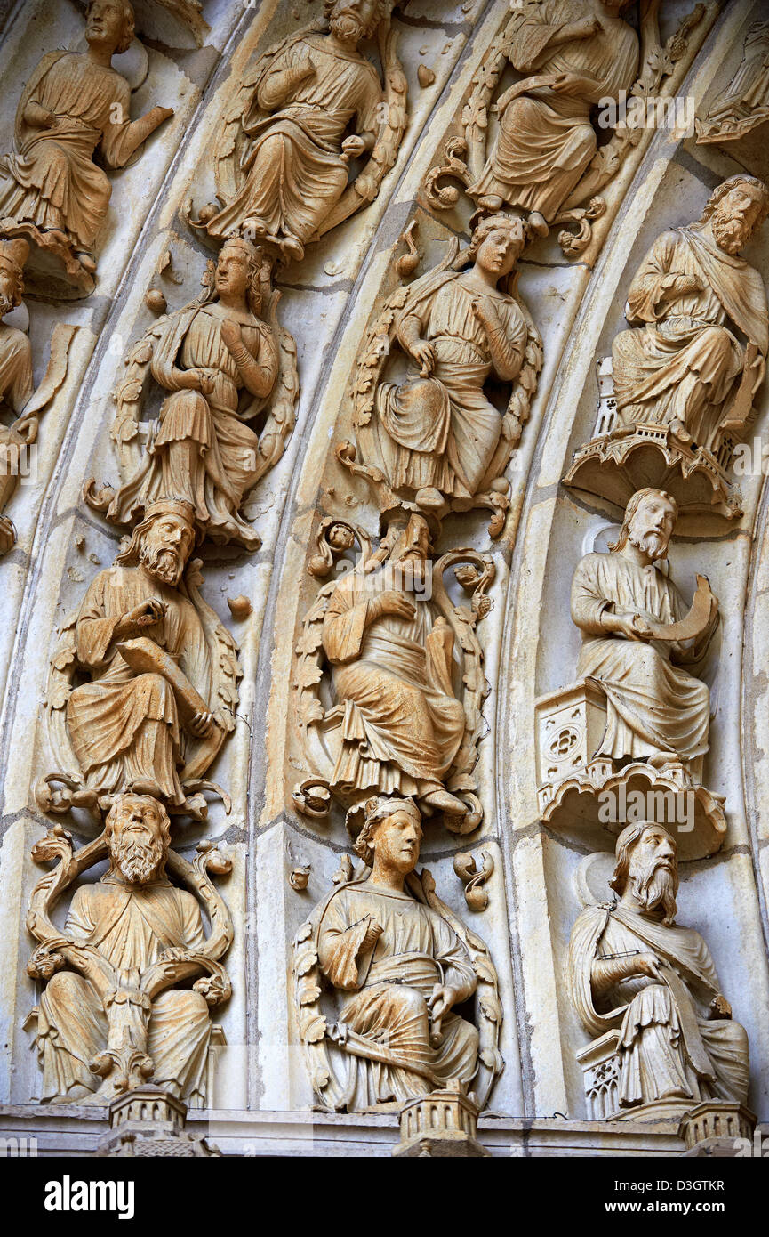 Amérique du porche, portail central gauche, archivoltes c. 1194-1230. Cathédrale de Chartres, en France. Banque D'Images