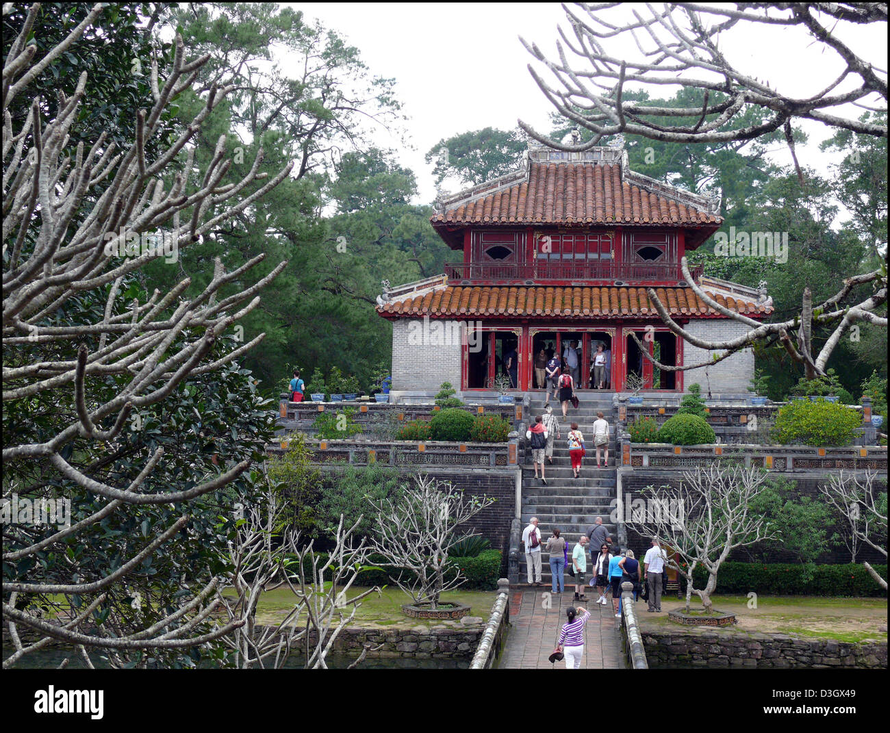 Le Tombeau de Minh Mang est un des plus intéressants tombeaux de l'empereur à Hué. Le cadavre de l'empereur Minh Mang a été enterré à Buu Thanh le 20 août de 1841. La construction a été entièrement achevé en 1843. Banque D'Images