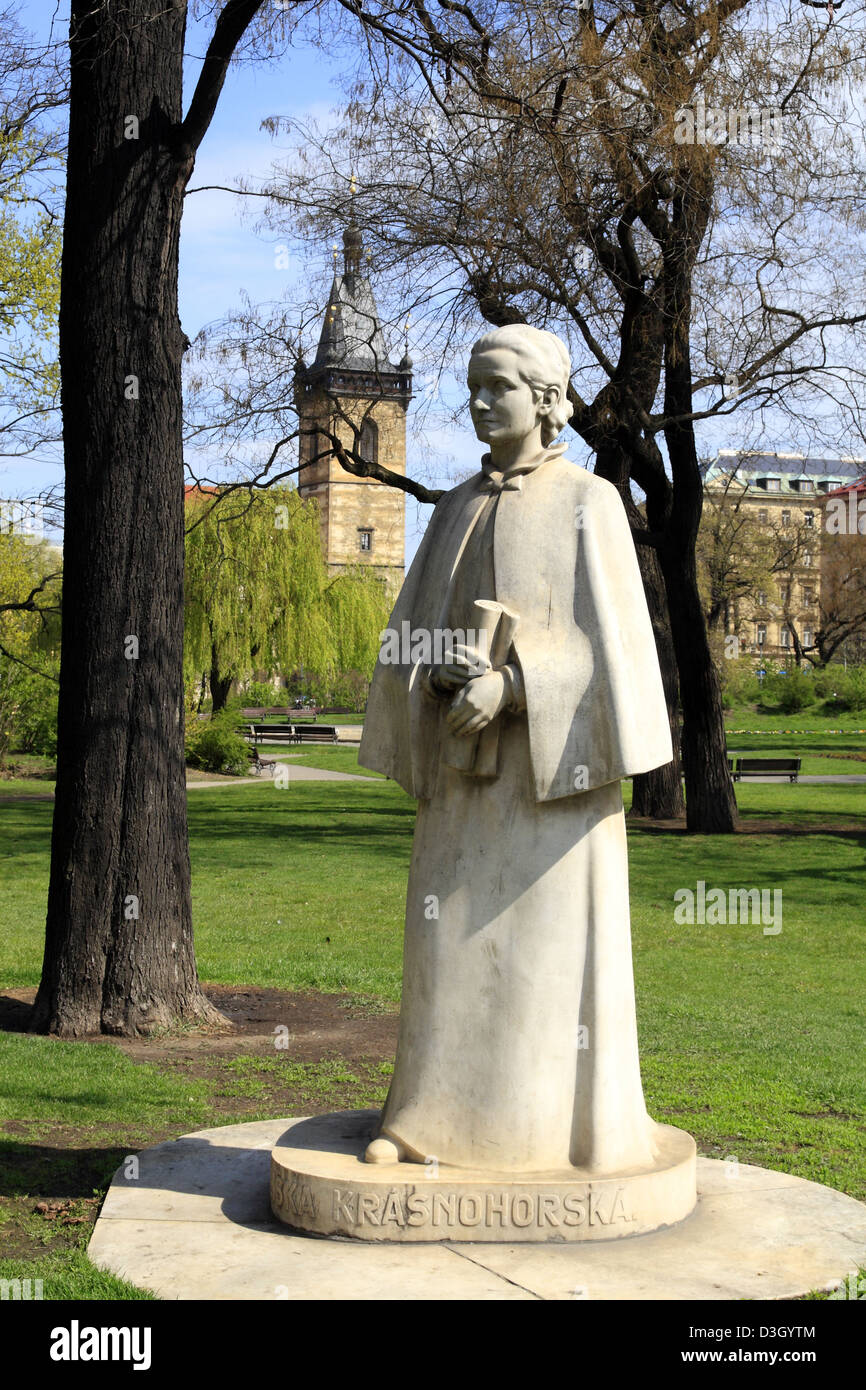 Statue de femme auteur Eliska Krasnohorska en parc Karlovo Namesti. Nove Mesto à Prague, République Tchèque Banque D'Images