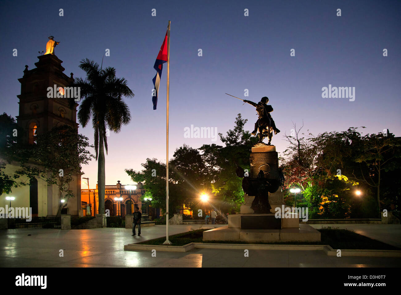 Statue de Ignacio Agramonte y Loynáz, révolutionnaire et Catedral Metropolitana de Nuestra Seňora de la Candelaria, Camagüe, Cuba Banque D'Images