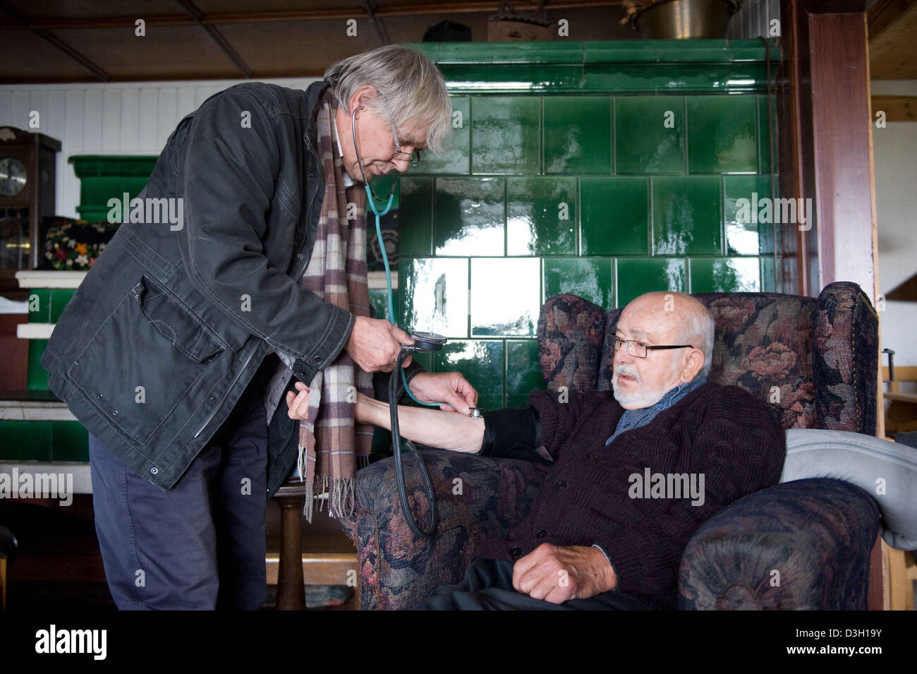 Görwihl, Allemagne, un médecin de campagne dans son travail quotidien, visite à domicile Banque D'Images