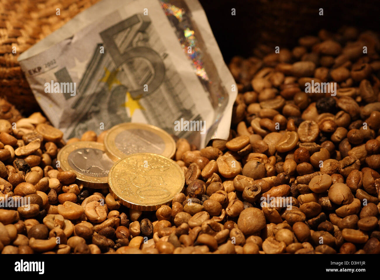 Hambourg, Allemagne, les grains de café dans un sac de jute avec une note de 5 euros et des pièces Banque D'Images