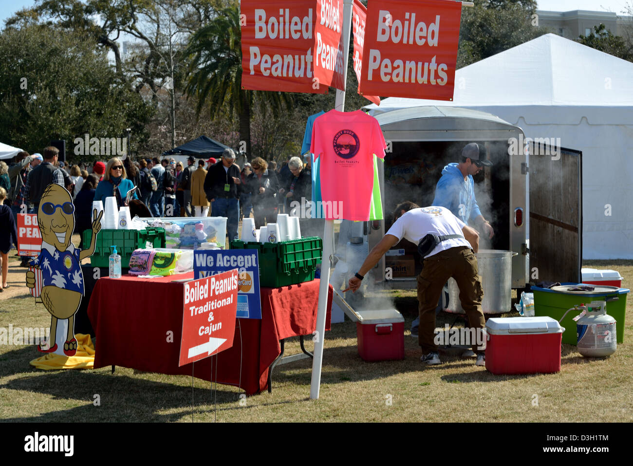 La cuisson et la vente d'arachides bouillies Banque D'Images