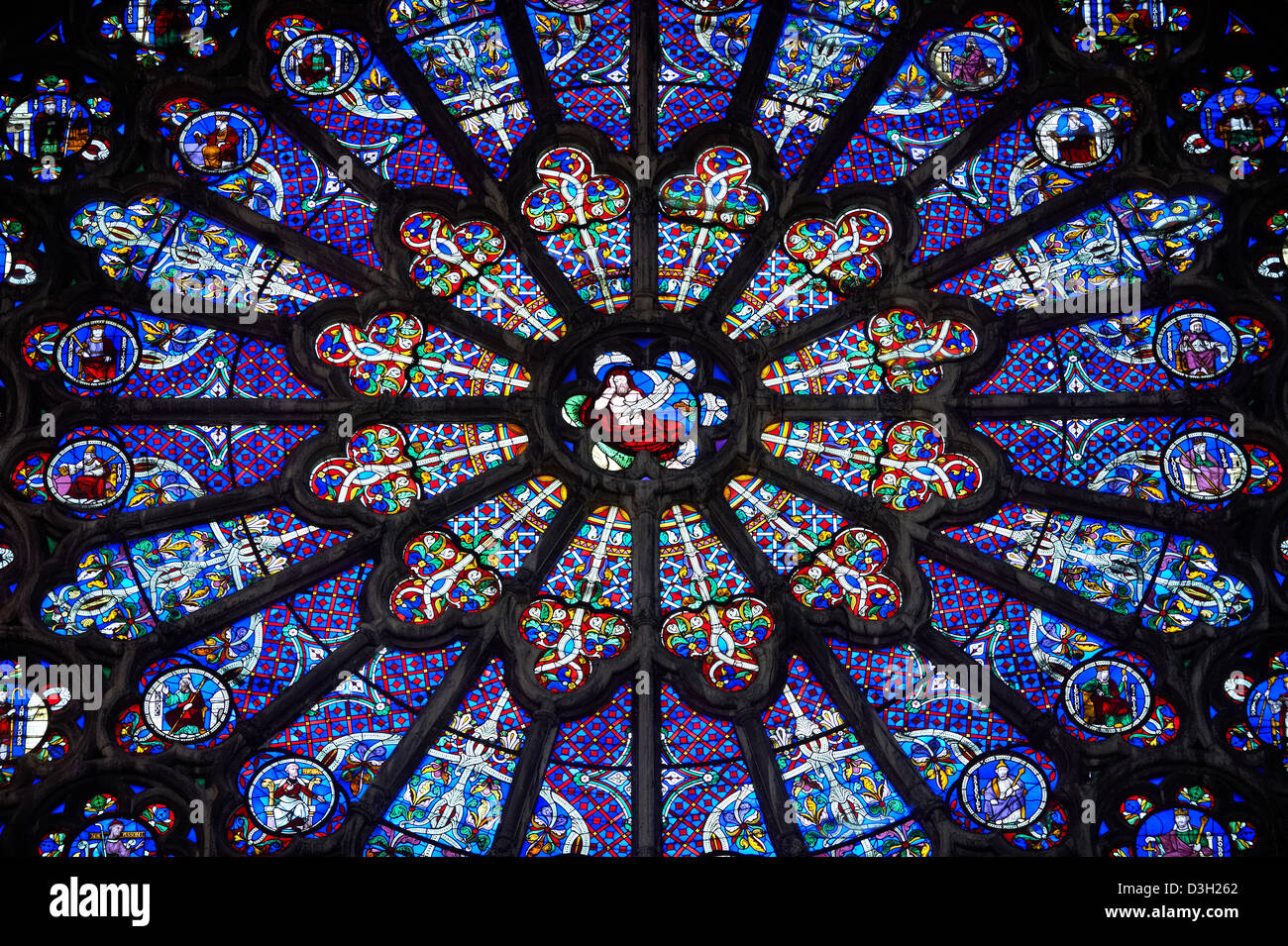 Vitrail gothique rayonnant médiévale Rose. La Cathédrale gothique Basilique de Saint Denis Banque D'Images