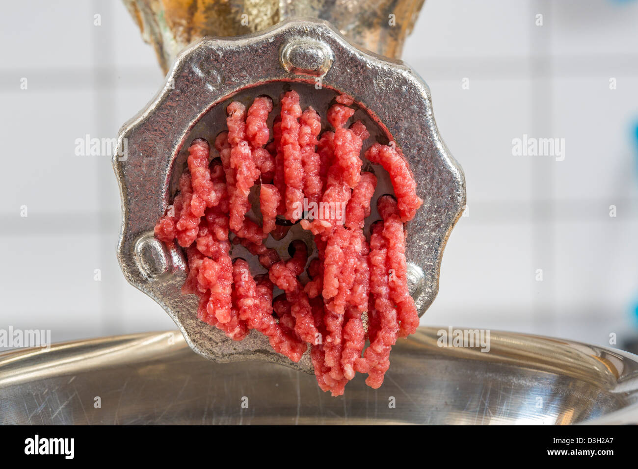 Hachoir à viande. Outil de cuisine pour hacher la viande. Banque D'Images