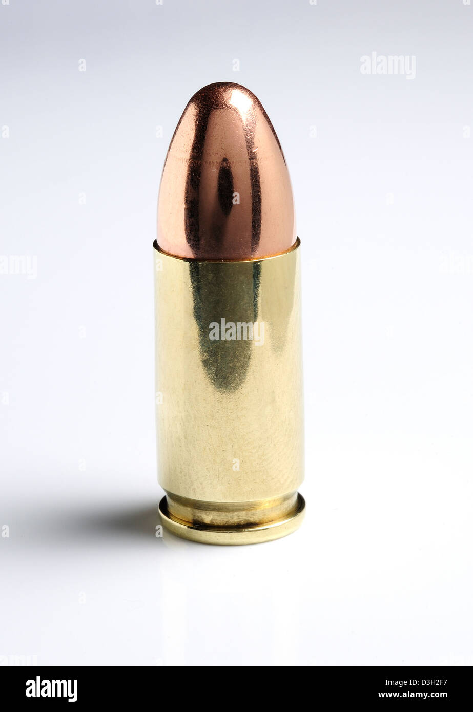 Winchester 9mm parabellum bullet contre fond blanc. Banque D'Images