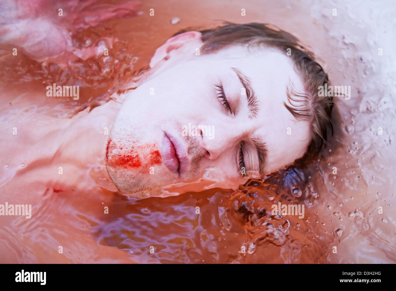Dead Man's face avec une plaie sanglante dans l'eau libre Banque D'Images