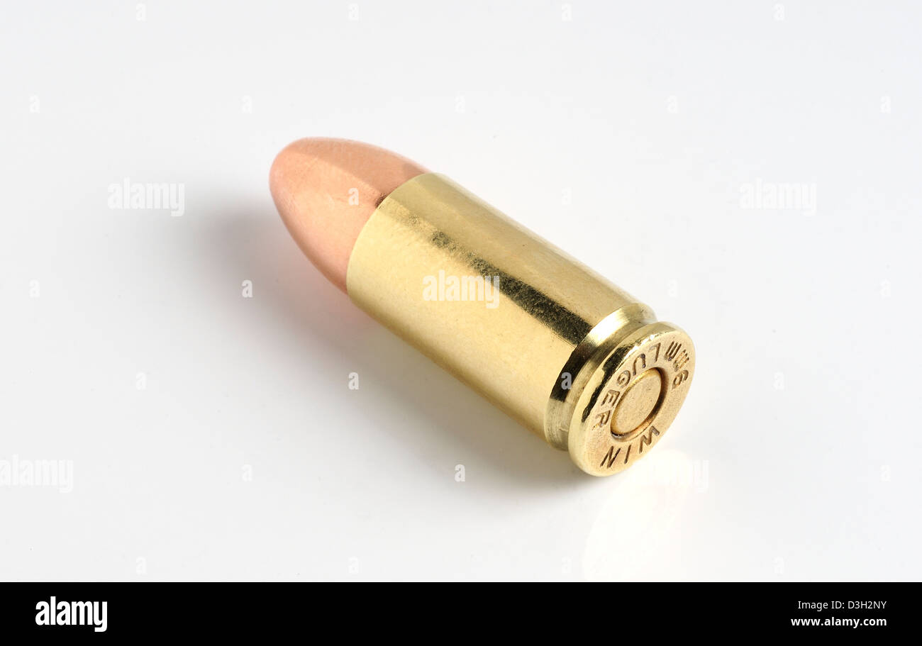 Winchester 9mm parabellum bullet contre fond blanc. Banque D'Images
