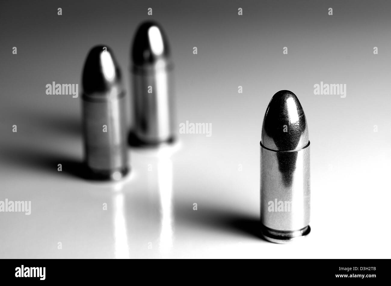 Projectile Noir Rond Projectile en plomb Banque d'images noir et blanc - Alamy