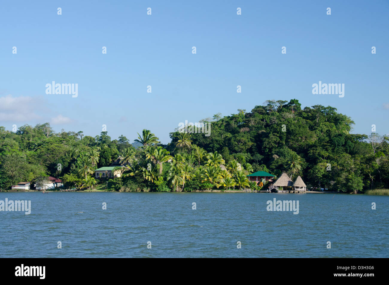 Guatemala, Parc National de Rio Dulce. Le Rio Dulce (Sweet River) s'étend de la mer des Caraïbes à l'intérieur des terres de lac Izabal. Banque D'Images