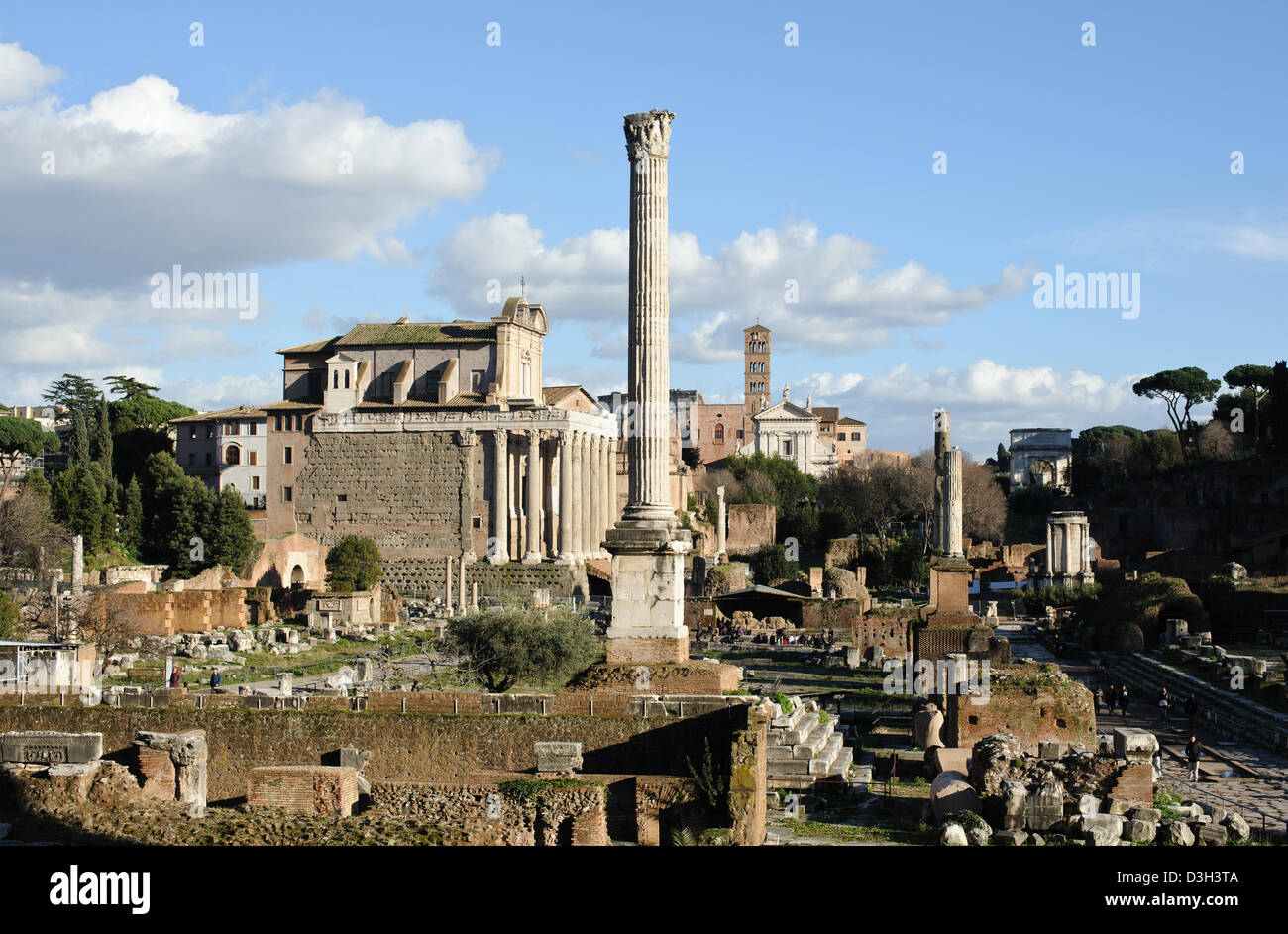 Une vue panoramique sur les vestiges du Forum romain dans la ville de Rome en Italie. Banque D'Images
