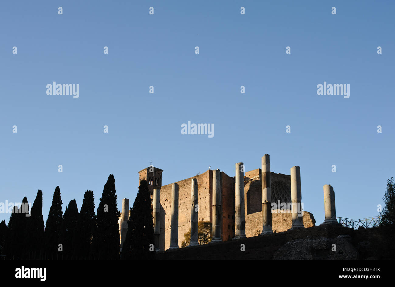 L'église de Santa Maria Nova à l'entrée du Forum de Rome Italie, les colonnes du Temple de Vénus et les Roms sont également visibles. Banque D'Images