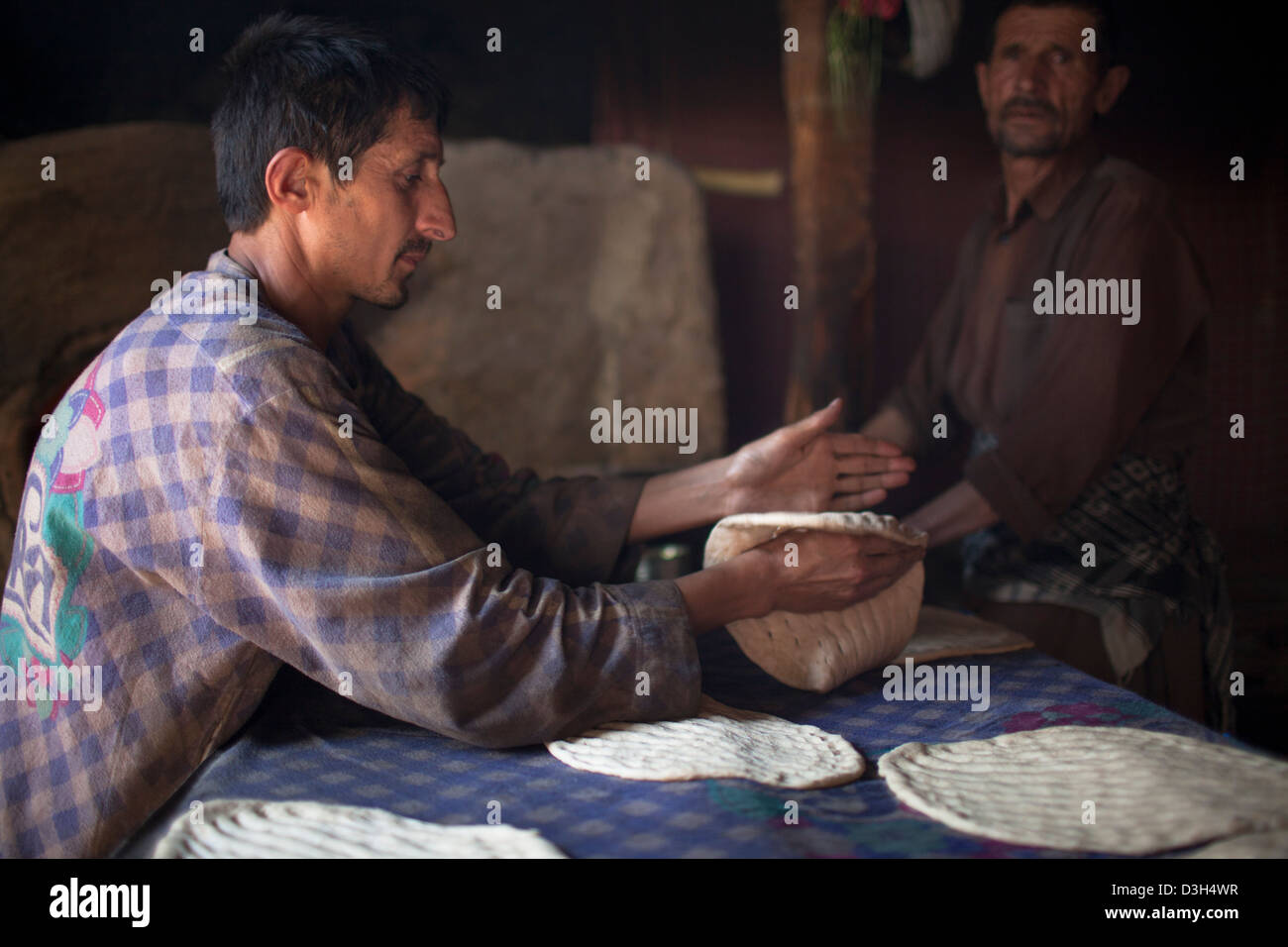 Faire du pain naan afghans en Afghanistan Ishkashim, Badakhshan, Banque D'Images