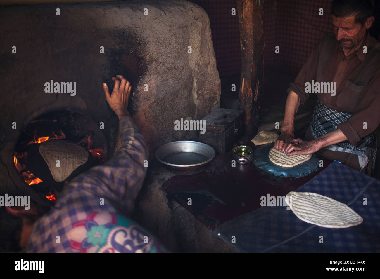 Faire du pain naan afghans en Afghanistan Ishkashim, Badakhshan, Banque D'Images