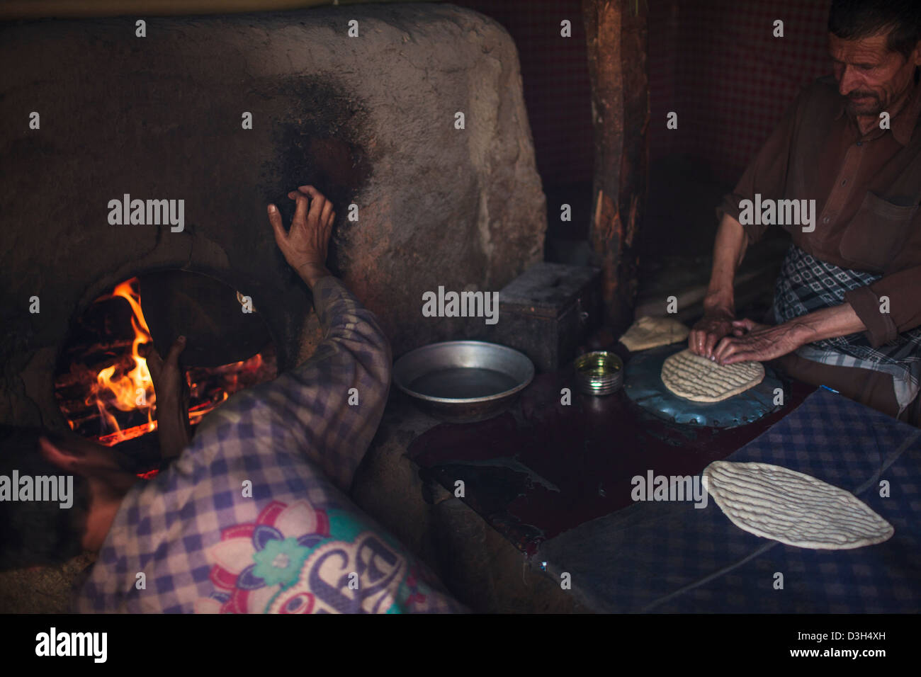 Faire du pain naan afghans en Afghanistan Ishkashim, Badakhshan, Banque D'Images