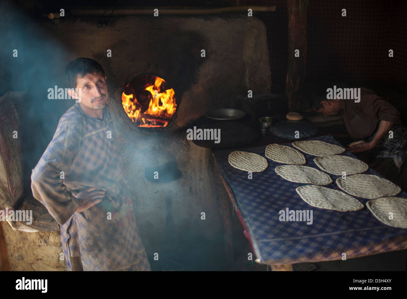 Faire du pain naan afghans en Afghanistan Ishkashim, Badakhshan, Banque D'Images