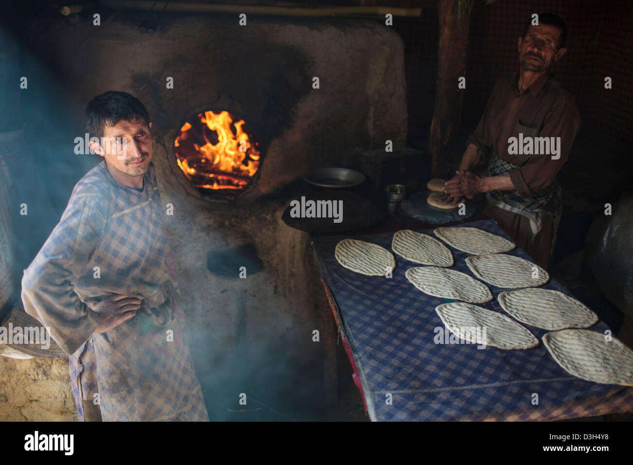 Faire du pain naan afghans en Afghanistan Ishkashim, Badakhshan, Banque D'Images