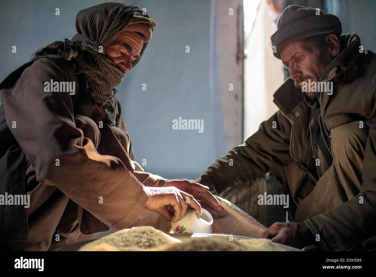 Raioning riz pour un voyage dans le corridor de Wakhan, Badakhshan, Afghanistan Banque D'Images