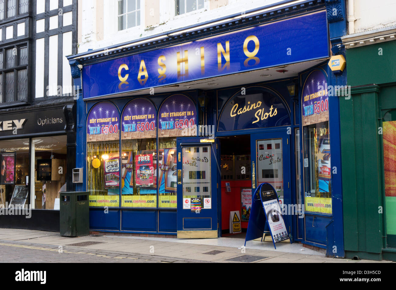 Les machines de jeu d'arcade Casino dans les locaux de la rue Haute. Banque D'Images