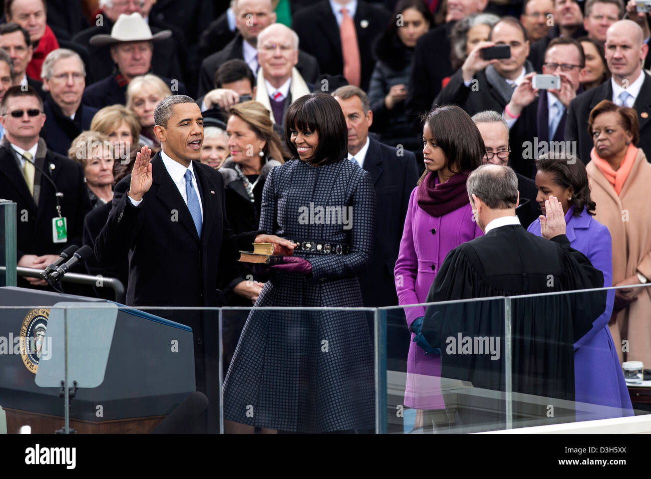 La Cour suprême juge en chef John Roberts administre le serment d'office au Président Barack Obama au cours de la cérémonie inaugurale au Capitole le 21 janvier 2013 à Washington, DC. La Première Dame Michelle Obama est titulaire d'une bible qui appartenait au Dr Martin Luther King Jr., et la Bible de Lincoln, qui a été utilisé lors du Président Obama en 2009 Cérémonie d'inauguration. Filles Malia et Sasha stand avec leurs parents. Banque D'Images