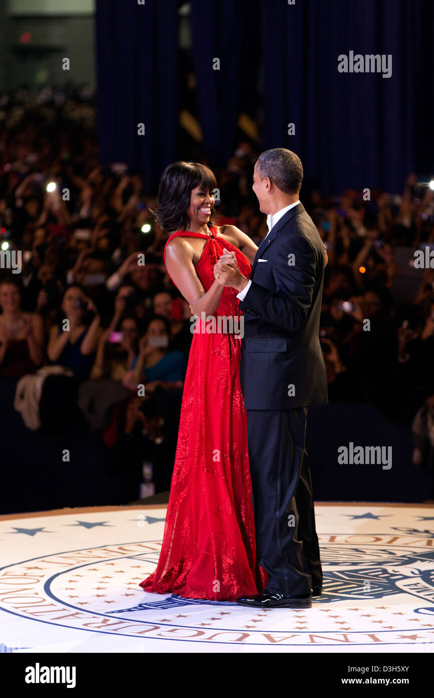 Le président américain Barack Obama et la Première Dame Michelle Obama dance durant la première balle au Walter E. Washington Convention Center le 21 janvier 2013 à Washington, DC. Banque D'Images