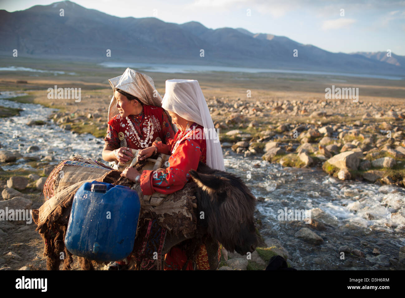 Les femmes vont chercher de l'eau d'un ruisseau dans le corridor de Wakhan, Badakhshan, Afghanistan Banque D'Images