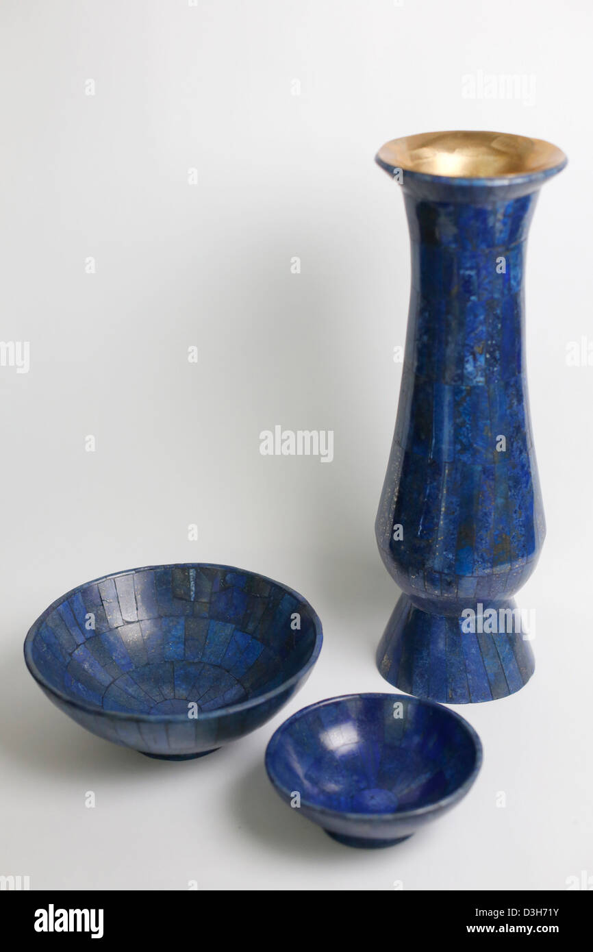 Vase et calices en de lapis-lazuli au Tadjikistan. Banque D'Images