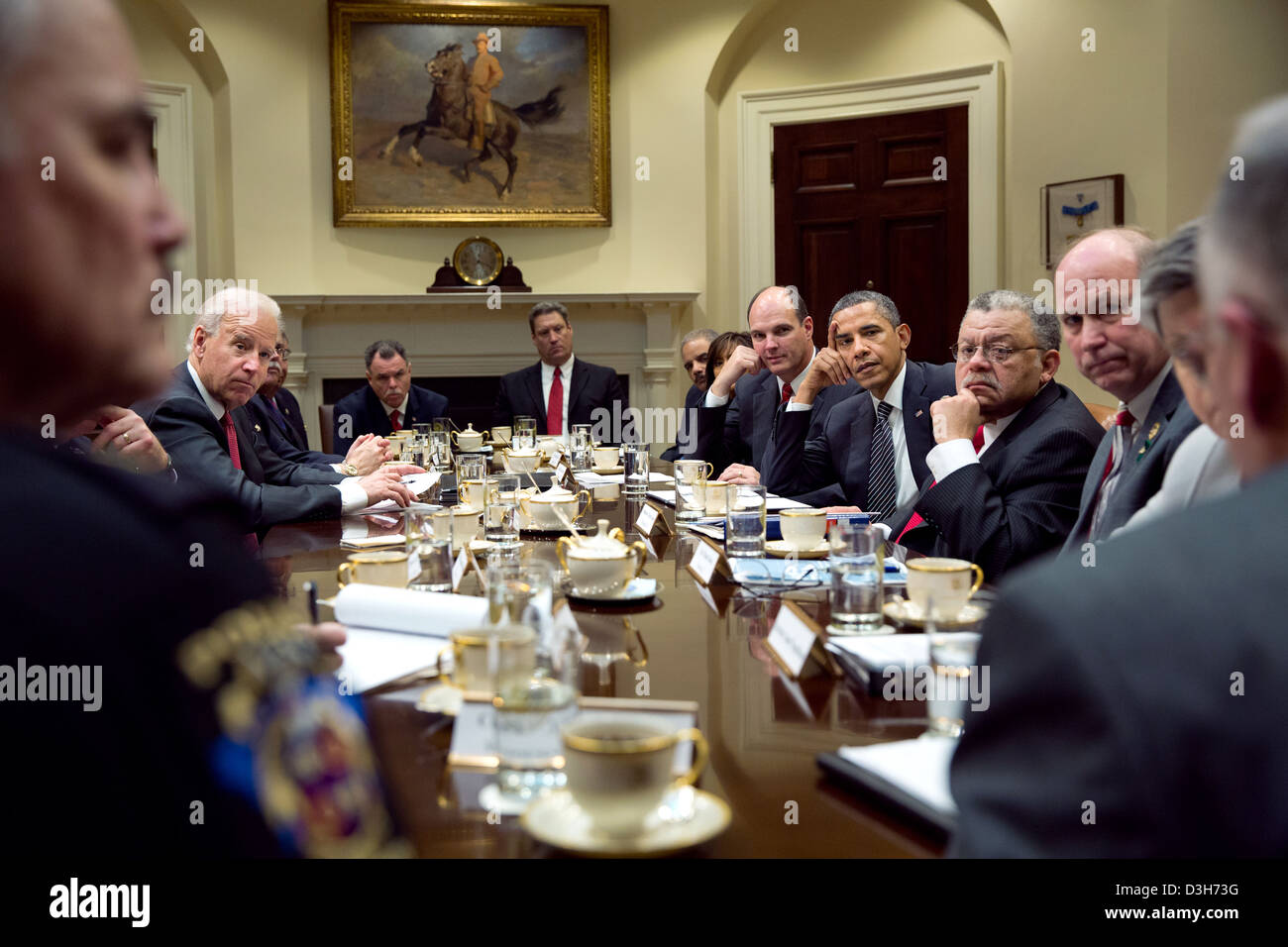 Le président américain Barack Obama et le Vice-président Joe Biden se réunir avec les responsables de l'application des lois afin de discuter des politiques visant à réduire la violence armée dans les collectivités du Nord dans la Roosevelt Room de la Maison Blanche le 28 janvier 2013 à Washington, DC. Banque D'Images