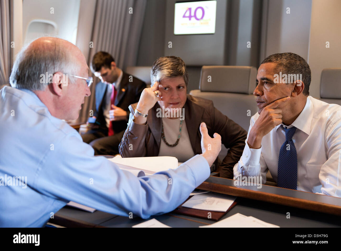 Le président américain Barack Obama parle avec le secrétaire de l'intérieur Ken Salazar et le secrétaire à la sécurité intérieure, Janet Napolitano, à bord d'Air Force One en route vers Las Vegas, Nevada, 29 janvier 2013. Banque D'Images
