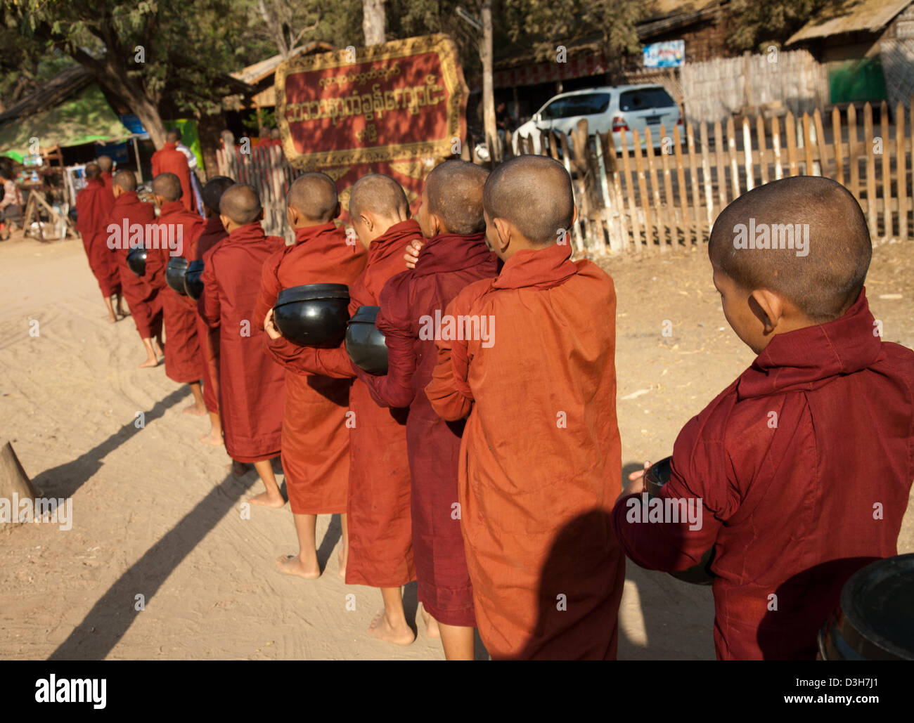 Moines à Bagan la collecte de l'aumône au lever du soleil Banque D'Images