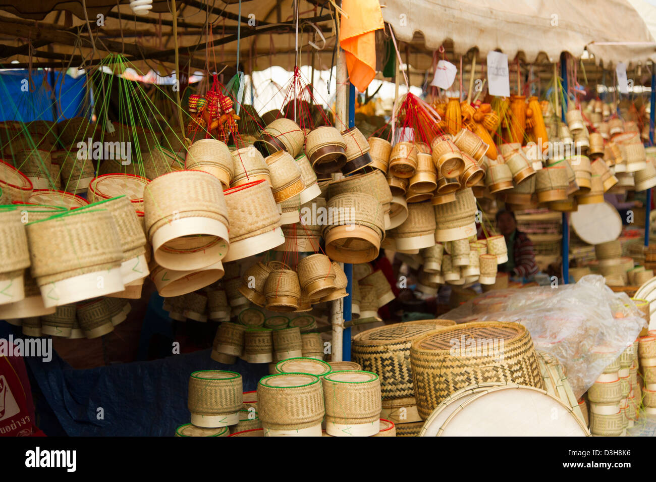 Des paniers de riz collant à la vente à un marché au centre du Laos Banque D'Images