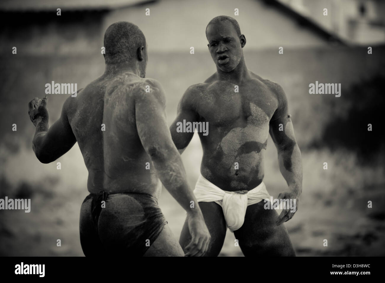 Lutteurs sénégalais à Dakar une formation dans le sable Banque D'Images