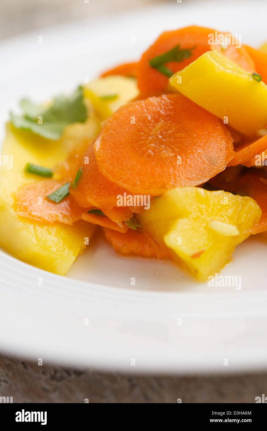 Plaque avec une salade de carottes et mangue fraîche. Banque D'Images