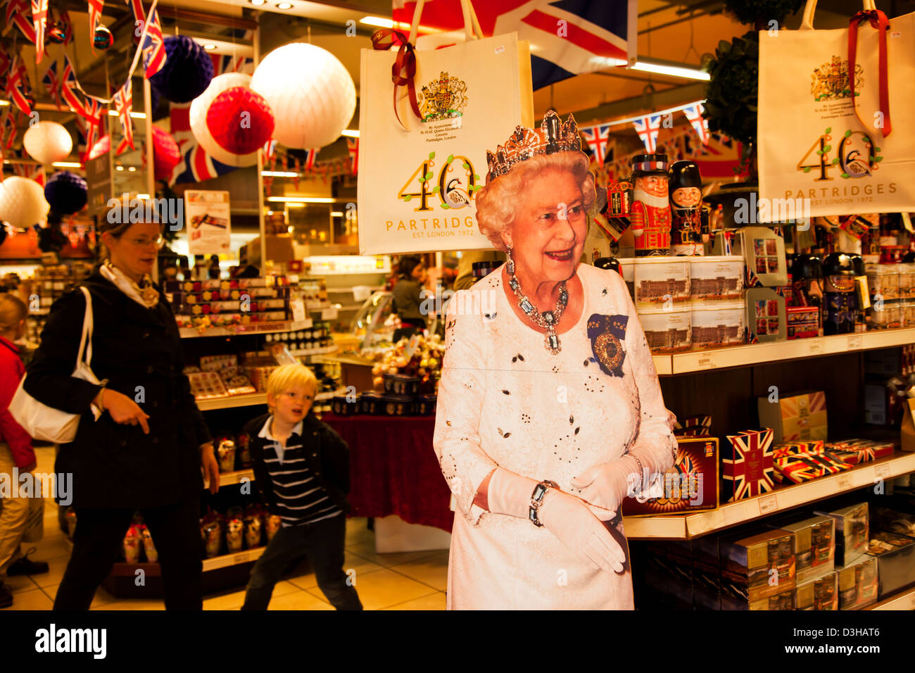 Découper de la Reine Elisabeth II lors d'une boutique de Chelsea à l'occasion du Jubilé de diamant de la Banque D'Images