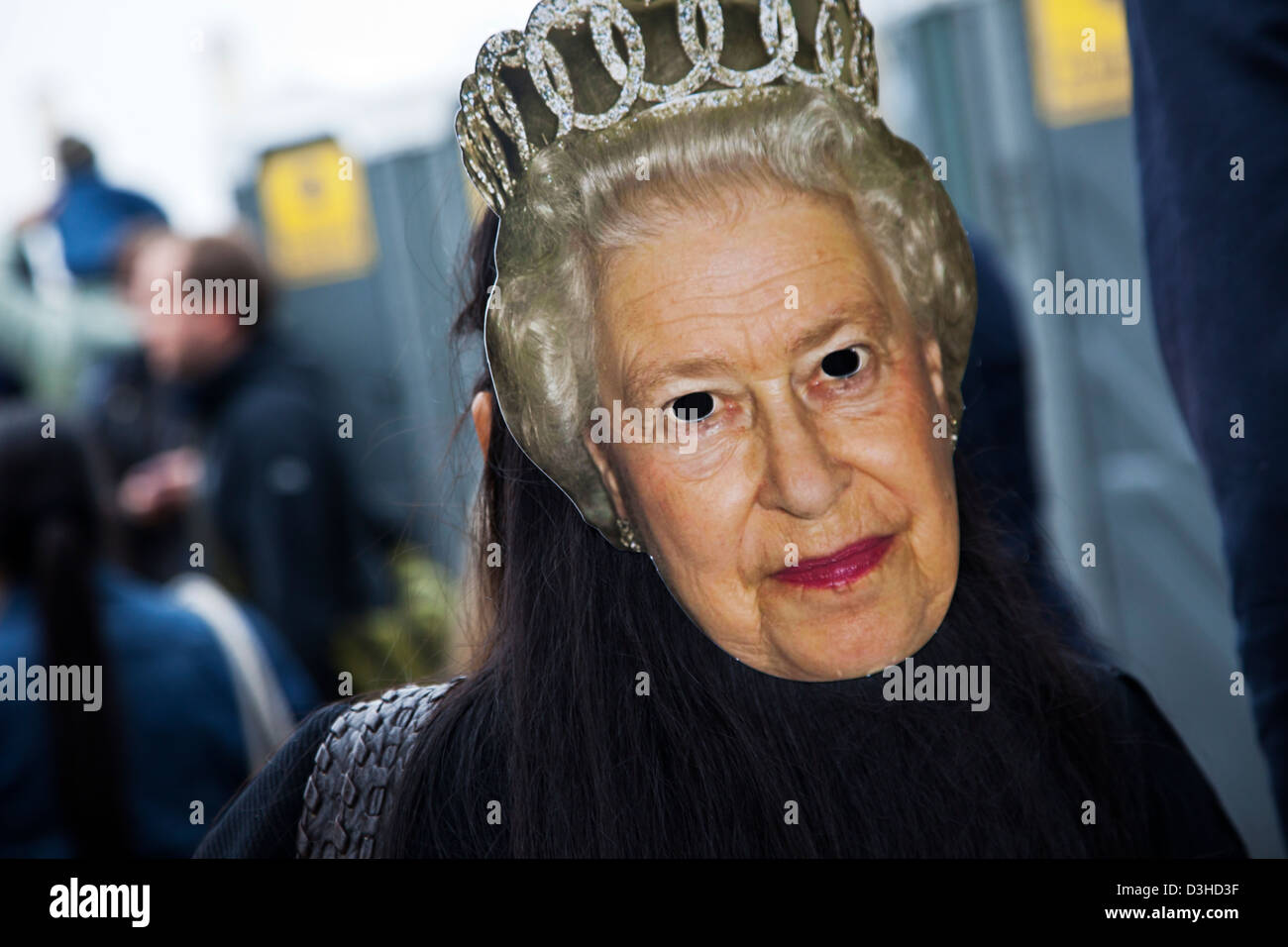 La reine Elisabeth II masque de papier lors de la célébration du Jubilé de diamant à Londres, Angleterre Banque D'Images