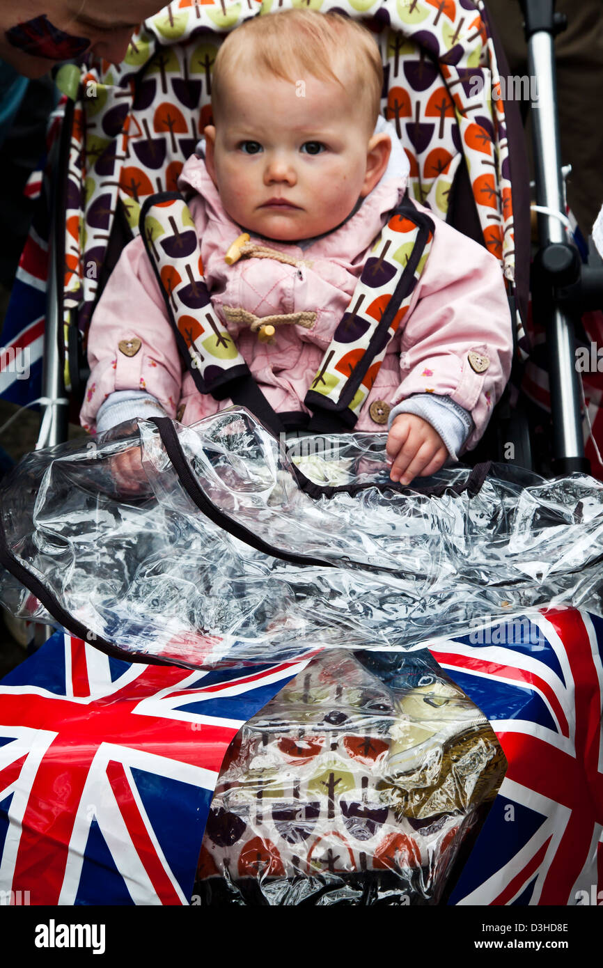 Bébé dans un landau avec Union Jack au cours de la Reine Elisabeth II Diamond Jubilee Celebration à Londres, Angleterre Banque D'Images