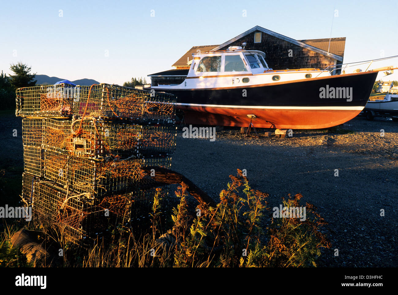 Elk282-1920, Maine Mount Desert Island, Bass Harbor, bateau et les casiers à homards Banque D'Images