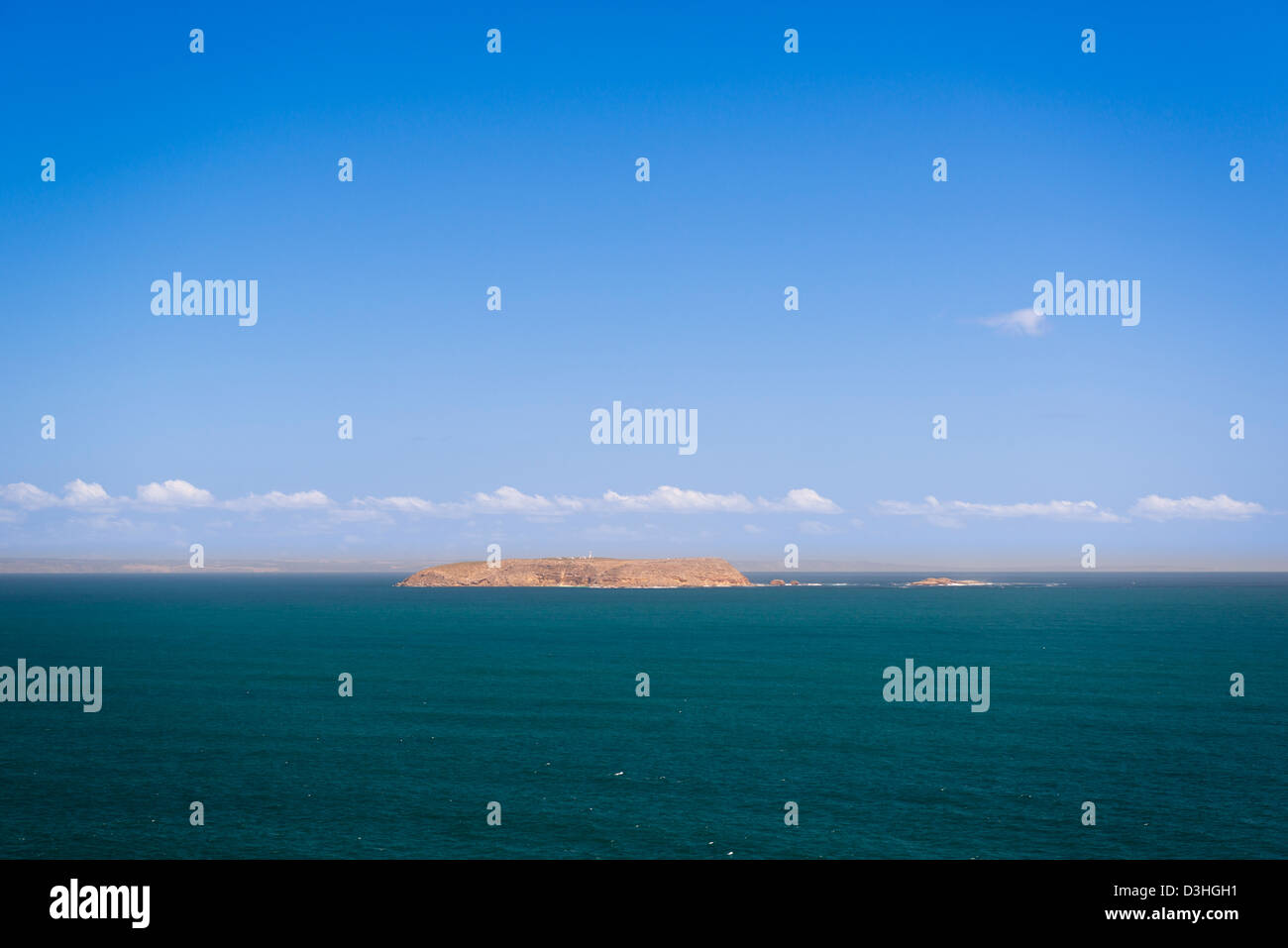 Oulles à distance îles au large des côtes du sud de l'Australie, avec un phare en vue Banque D'Images