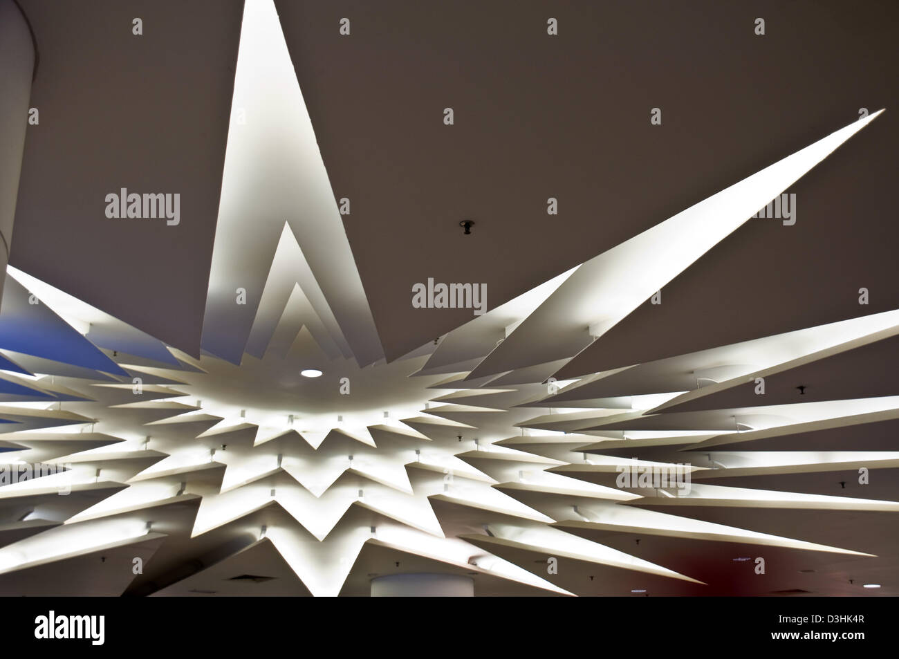 L'architecture de l'éclairage sur le toit d'un centre commercial Banque D'Images