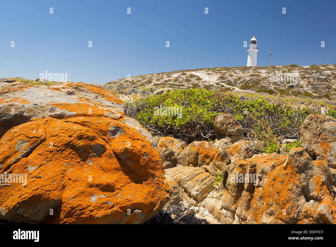 Rochers dangereux entourent le phare à Corny Point, Australie du Sud. Banque D'Images