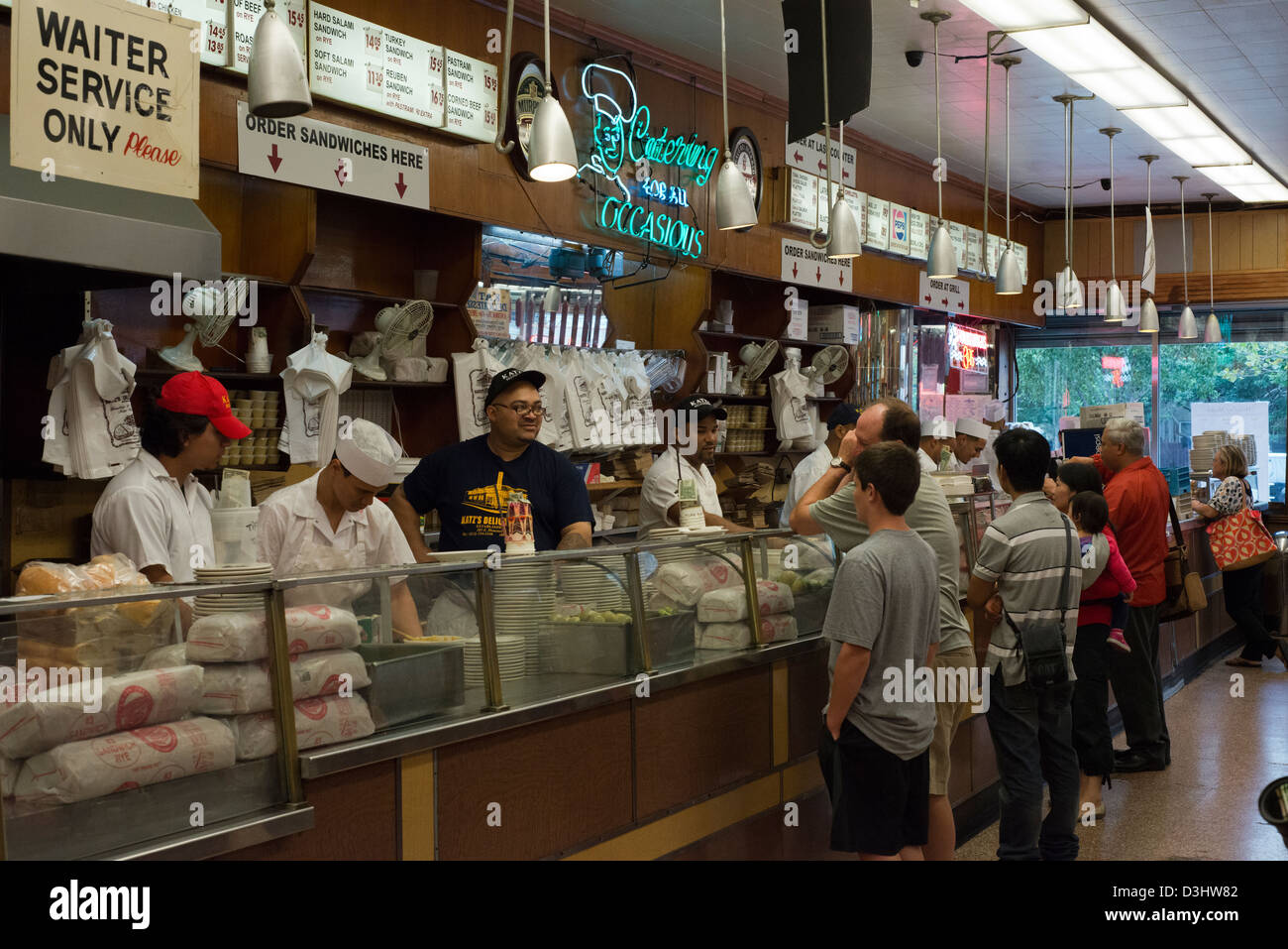 Les gens de commander de la nourriture dans Katz's Delicatessen. Banque D'Images