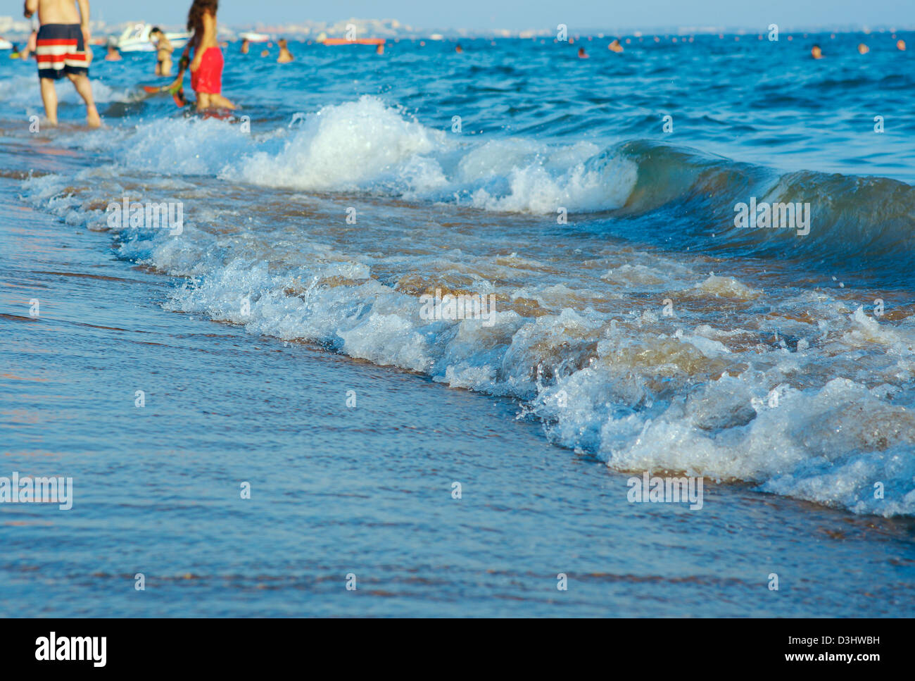 Plage avec des vagues à la Mediterranean Resort Antalya Turquie Banque D'Images