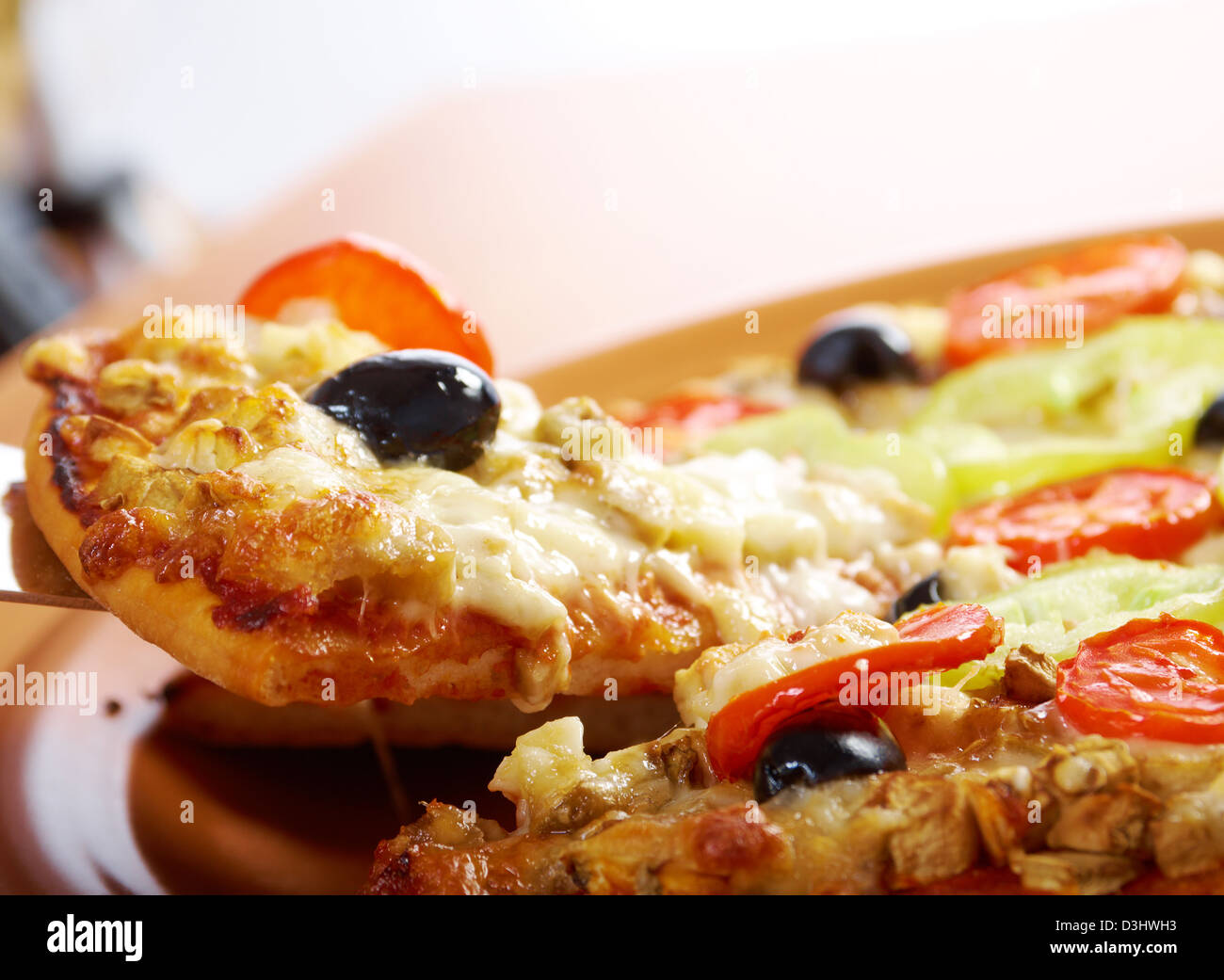 .Accueil pizza à la tomate et l'aubergine libre .prenant Tranche de pizza, fromage fondu de dégoutter. isolé sur fond blanc. Banque D'Images