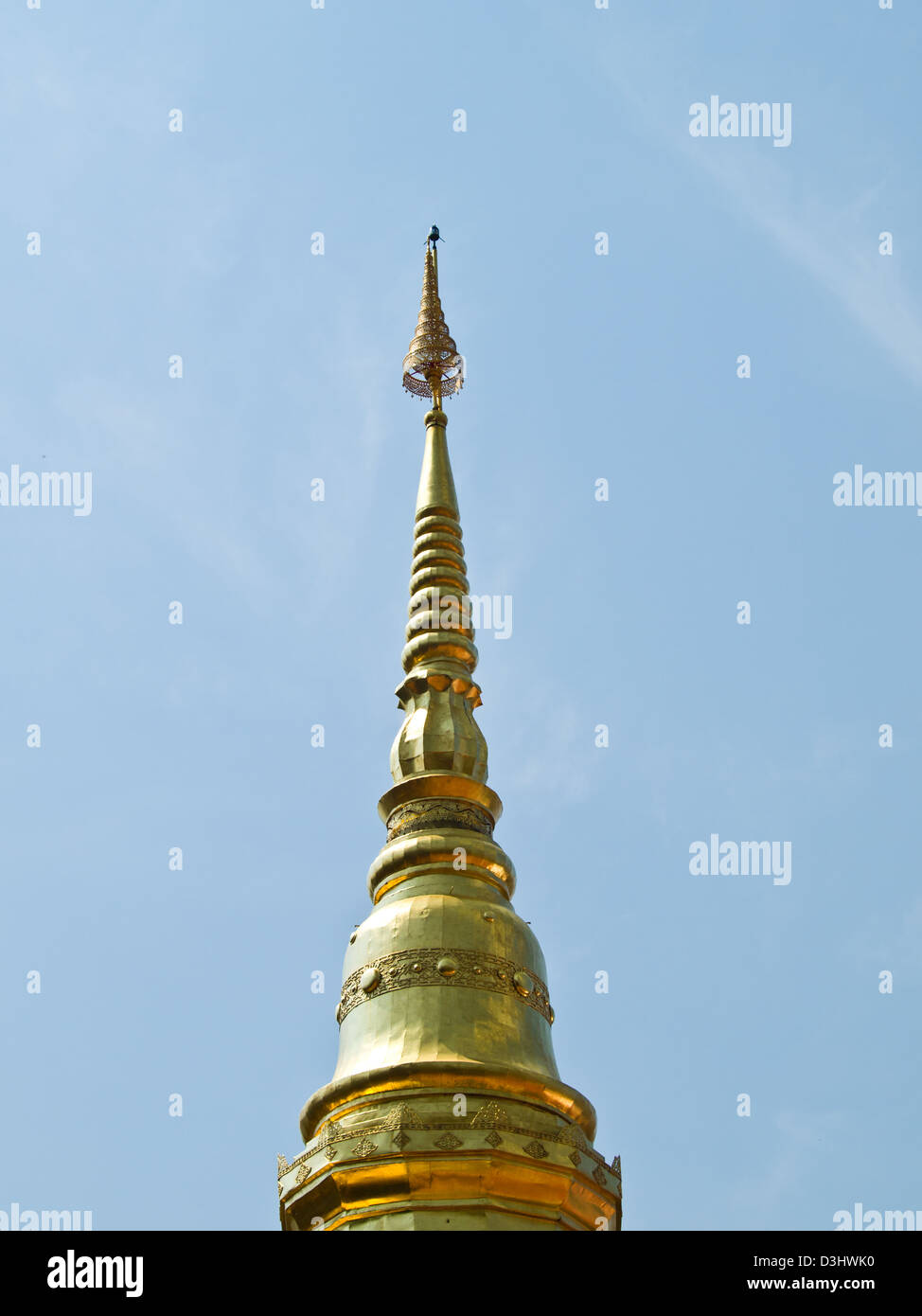 Haut de la pagode d'or, temple Wat Phrathat chomkitti à Chiang Rai, Thaïlande. Banque D'Images