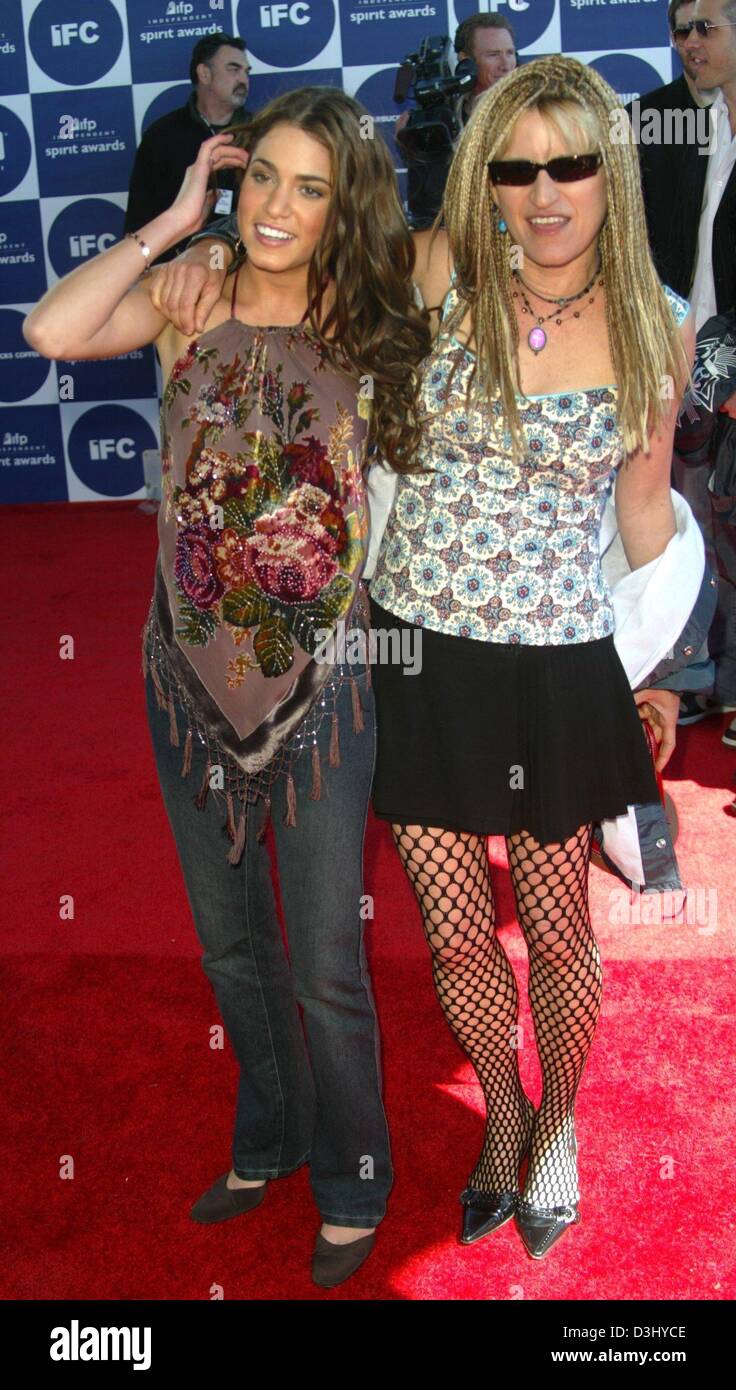 (Afp) - L'actrice Nikki Reed nous (L) et réalisateur Catherine Hardwicke posent ensemble à leur arrivée à l'Independent Spirit Awards à Santa Monica, Californie, USA, 28 février 2004. Banque D'Images