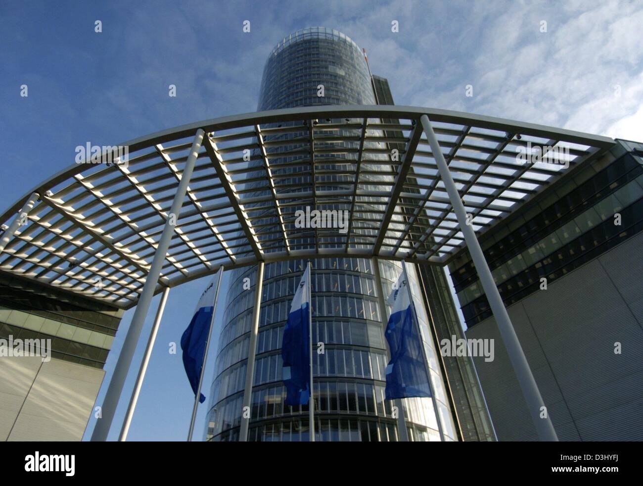 (Afp) - La construction de la siège de l'allemand RWE, fournisseur d'énergie, des tours au-dessus de l'entrée à Essen, Allemagne, 26 février 2004. RWE veut augmenter ses dividendes et résultat d'affaires dans les années à venir. La société a annoncé le 26 février 2004, que l'excédent devrait augmenter d'un certain nombre de pourcentage à deux chiffres. En outre, RWE a annoncé de nouvelles mesures d'économie. Le compa Banque D'Images